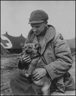 Ernie Pyle with front line dog
